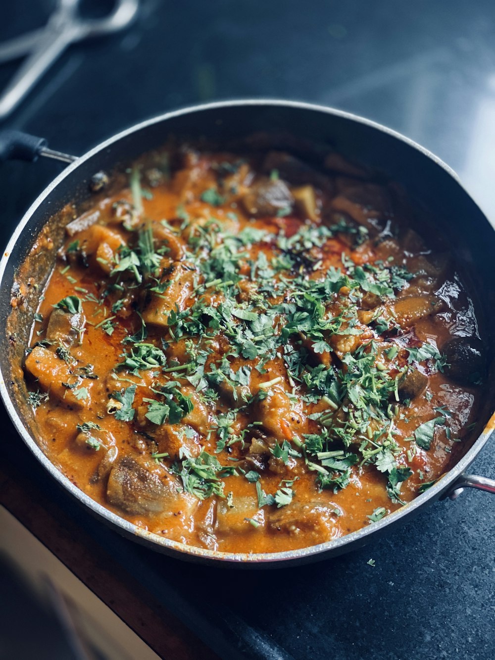 鍋で煮込まれているインドカレー