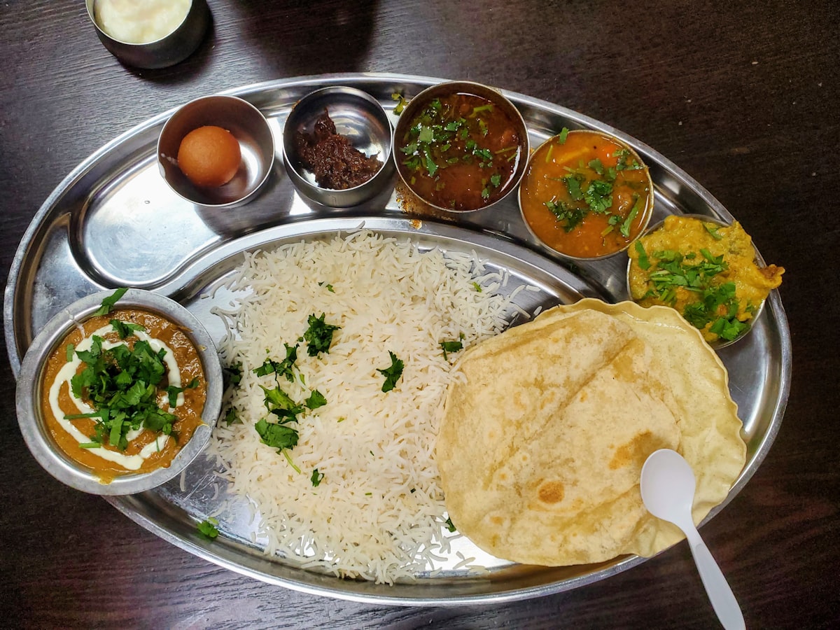 ターリーに盛り付けられたインド家庭料理